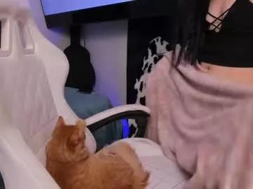 Freechat lia_queen610 on Chaturbate