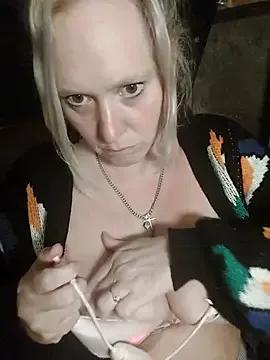 Freechat Bouncy-Bella28X on StripChat