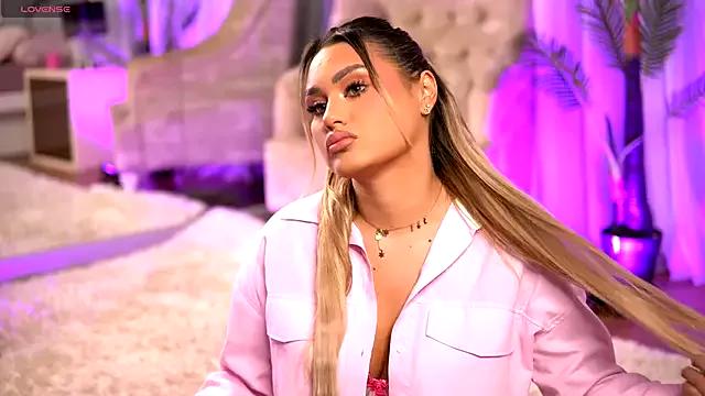 Freechat KayaAzur on StripChat