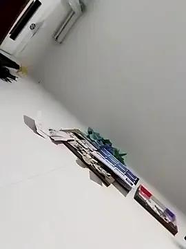 LaraCaliente — show spit boobs