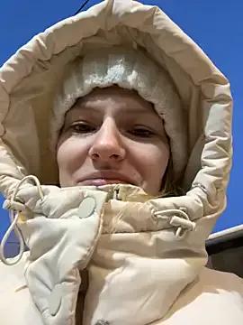 StripChat MaryHiggins is Freechat MaryHiggins — Sucking a dildo with saliva on her tits