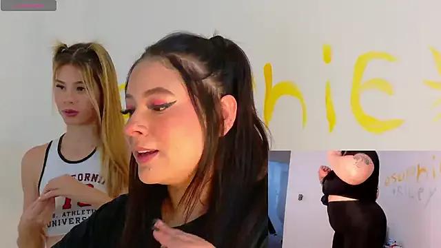 Freechat SophieCurves on StripChat